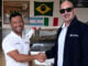 Aerotec distribuidor Tecnam Brasil: Alexandre Silva de Morais y Jose Cardama estrechan manos en un hangar frente a un avión Tecnam