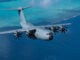 Aeronave Apesada Airbus A400M de las fuerzas armadas sobrevolando la costa, ilustrando la plataforma que recibirá los nuevos sistemas de comando táctico y control de drones.