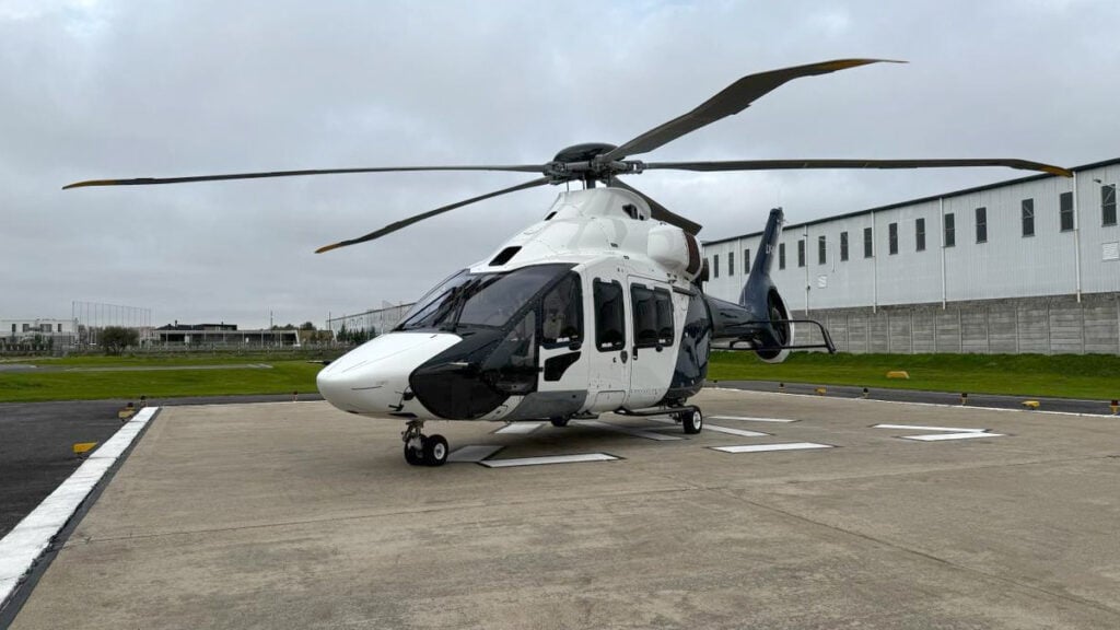 Helicóptero bimotor Airbus H160 estacionado en una plataforma durante su presentación oficial en Buenos Aires, marcando el debut de este modelo de última generación en el Cono Sur.