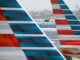 Plano de detalle de la sección de aeronaves comerciales con el esquema de colores de la flota regional de American Airlines, estacionadas en un hub internacional, ilustrando los activos que serán gestionados por el nuevo liderazgo operativo en Latinoamérica