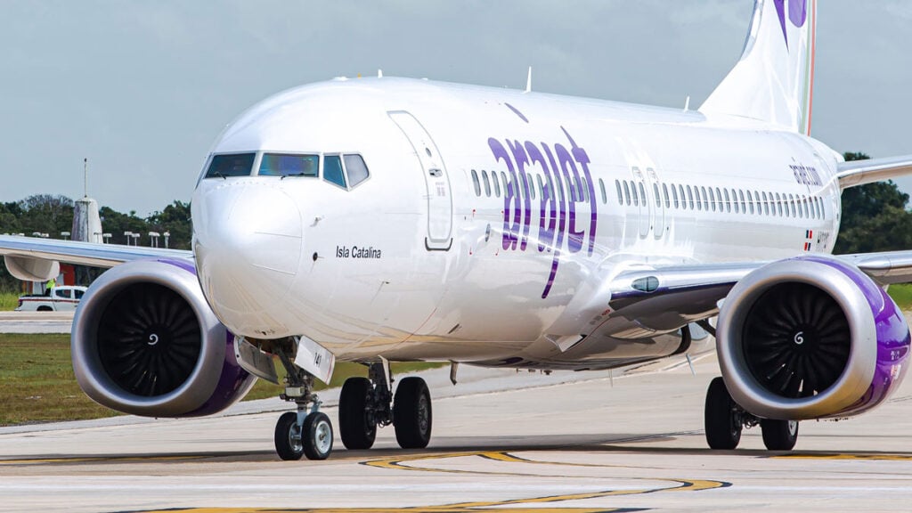 Aeronave comercial Boeing 737 MAX8 de la aerolínea dominicana Arajet rodando por la pista de un aeropuerto, ilustrando el récord histórico de pasajeros y su liderazgo en el mercado nacional