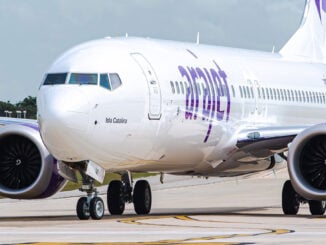 Aeronave comercial Boeing 737 MAX8 de la aerolínea dominicana Arajet rodando por la pista de un aeropuerto, ilustrando el récord histórico de pasajeros y su liderazgo en el mercado nacional