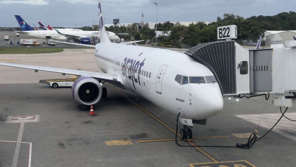 Arajet: Una aeronave Boeing 737 MAX 8 de la aerolínea dominicana conectada a la terminal. Las operaciones de la compañía impulsaron un alza del 171% en el tráfico aéreo entre Perú y República Dominicana