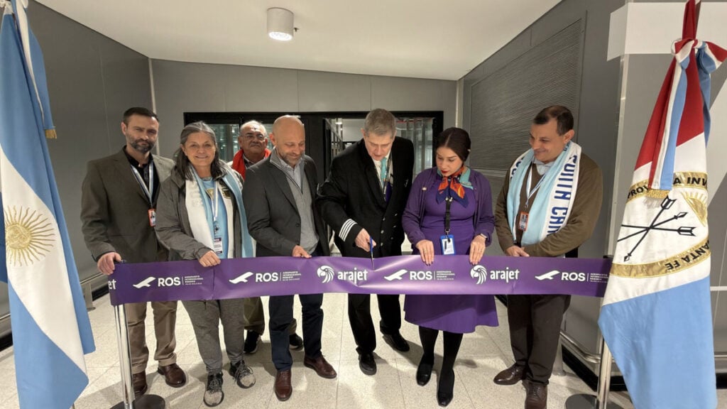 Acto de corte de cinta en el interior del Aeropuerto Internacional de Rosario por el vuelo inaugural de Arajet hacia Punta Cana, con la participación de tripulantes de la aerolínea y autoridades de la provincia de Santa Fe.