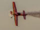 Avión acrobático de alto rendimiento ejecutando una maniobra vertical con estela de humo durante el Campeonato de España de Vuelo Acrobático 2026 en Ciudad Real.