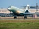 Prototipo del birreactor ejecutivo Dassault Falcon 10X despegando desde la pista de Bordeaux-Mérignac durante su vuelo inaugural, equipado con sondas de instrumentación de prueba