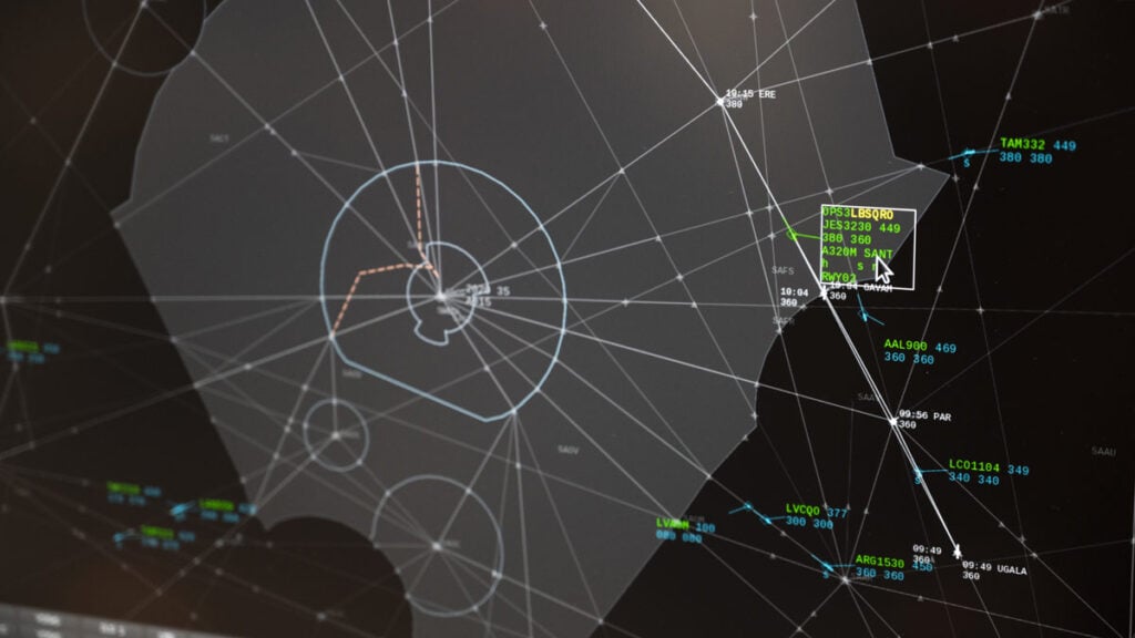 Interfaz digital de una pantalla de radar mostrando aerovías y etiquetas de datos de aeronaves en vuelo, correspondiente al nuevo Sistema de Gestión del Tránsito Aéreo (ATM) implementado en Argentina.