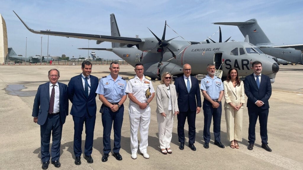 Autoridades civiles y militares, incluyendo a la secretaria de Estado de Defensa, frente al nuevo avión Airbus C295 SAR durante su entrega oficial en la planta de Sevilla.