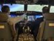 Pilotos interactuando con los instrumentos en la cabina del nuevo simulador de vuelo FNPT II MCC basado en el Boeing 737 MAX de Flyschool Air Academy en Madrid.