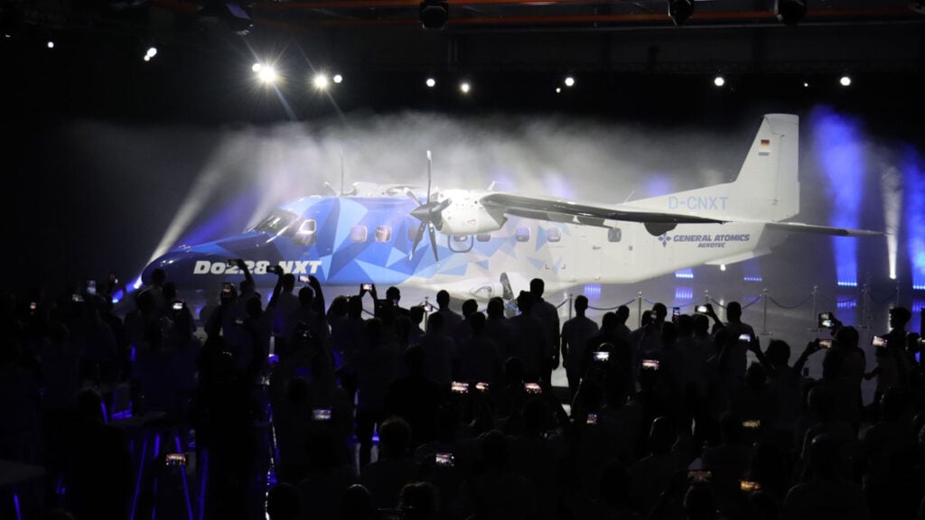 Presentación oficial de la nueva generación del Dornier 228 desarrollada por General Atomics AeroTec Systems durante su revelación en el hangar de Oberpfaffenhofen.