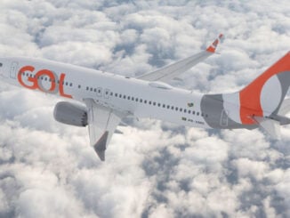 Aeronave comercial Boeing 737 de GOL Linhas Aéreas sobrevolando las nubes, utilizada para ilustrar la expansión de la red de rutas y el incremento de conectividad desde Uruguay hacia Brasil.