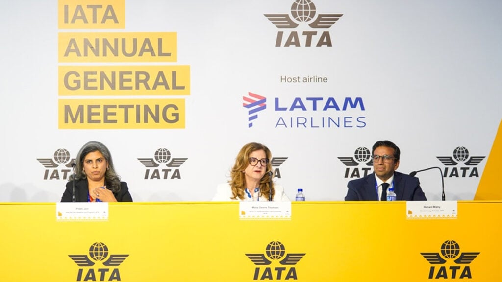Producción mundial de SAF: Marie Owens Thomsen, Hemant Mistry y Preeti Jain durante la conferencia de prensa de la IATA en Brasil advirtiendo sobre el estancamiento de los combustibles sostenibles de aviación.