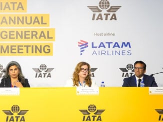Producción mundial de SAF: Marie Owens Thomsen, Hemant Mistry y Preeti Jain durante la conferencia de prensa de la IATA en Brasil advirtiendo sobre el estancamiento de los combustibles sostenibles de aviación.