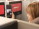 Pasajera de Iberia realizando una videollamada a bordo mediante la nueva conexión de internet de alta velocidad de Starlink.