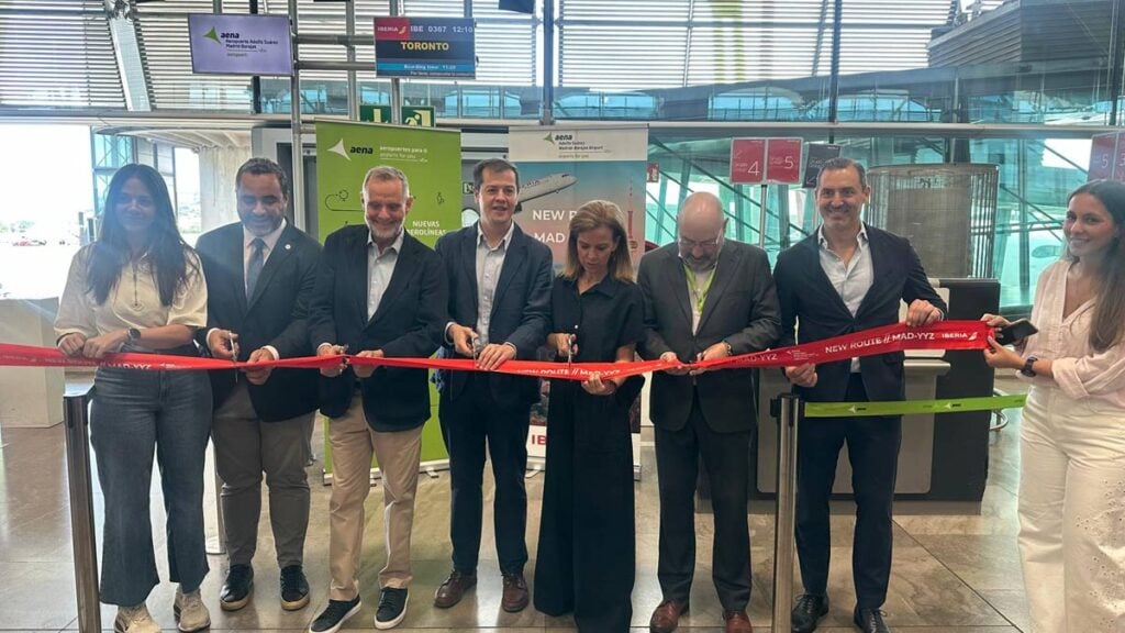 Corte de cinta en el Aeropuerto de Madrid-Barajas para la inauguración de la nueva ruta transatlántica directa a Canadá