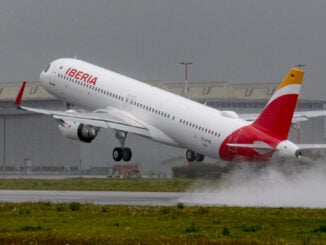 Iberia ruta Madrid Toronto: Avión Airbus A321XLR realizando la maniobra de despegue en pista mojada para iniciar la nueva conexión transatlántica directa