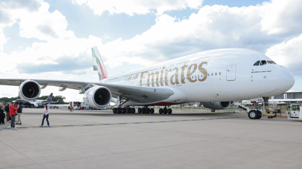 ILA Berlin 2026: Vista lateral del Airbus A380 de Emirates en la pista de exhibición del Aeropuerto de Berlín-Brandeburgo, con el avión de Lufthansa al fondo