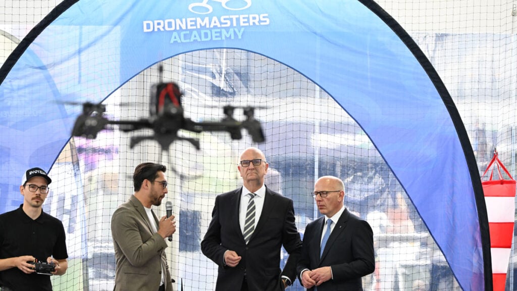 ILA Berlin 2026: Demostración en vivo de un dron dentro de la jaula de vuelo del Drone Pavilion ante la presencia de autoridades como Kai Wegner.