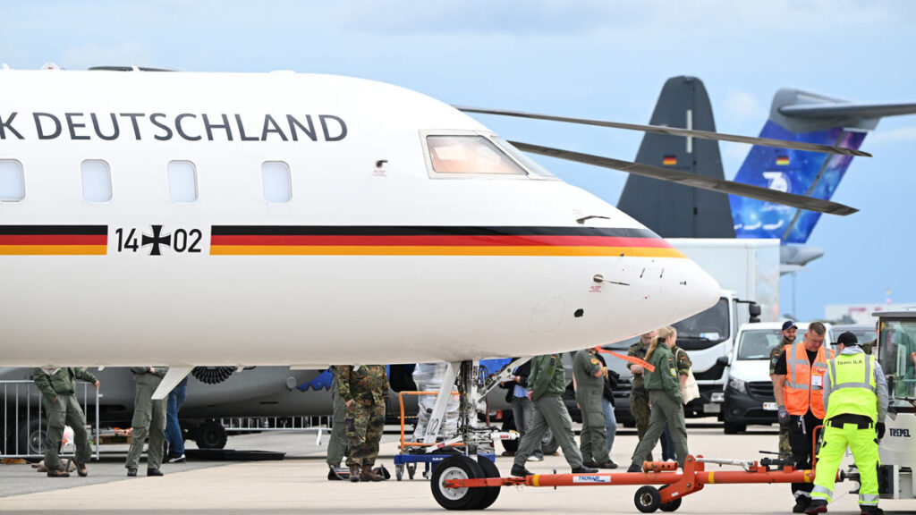 ILA Berlin 2026: Detalle frontal de una aeronave oficial de la República Federal de Alemania con matrícula 14+02 en la exposición estática de la feria aeroespacial.