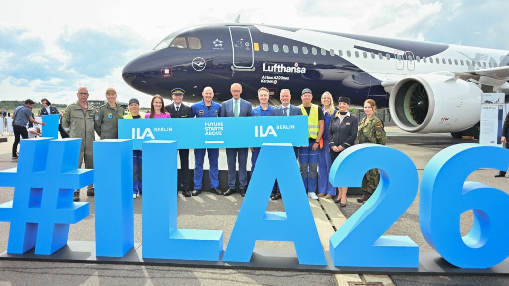 ILA Berlin 2026: El canciller Friedrich Merz, astronautas y personal de la industria posan en el acto inaugural frente al Airbus A320neo conmemorativo de Lufthansa.