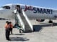 Airbus A321neo de JetSMART estacionado en plataforma de Aeroparque durante el día, con pasajeros utilizando la escalera móvil delantera bajo la supervisión del personal de tierra.