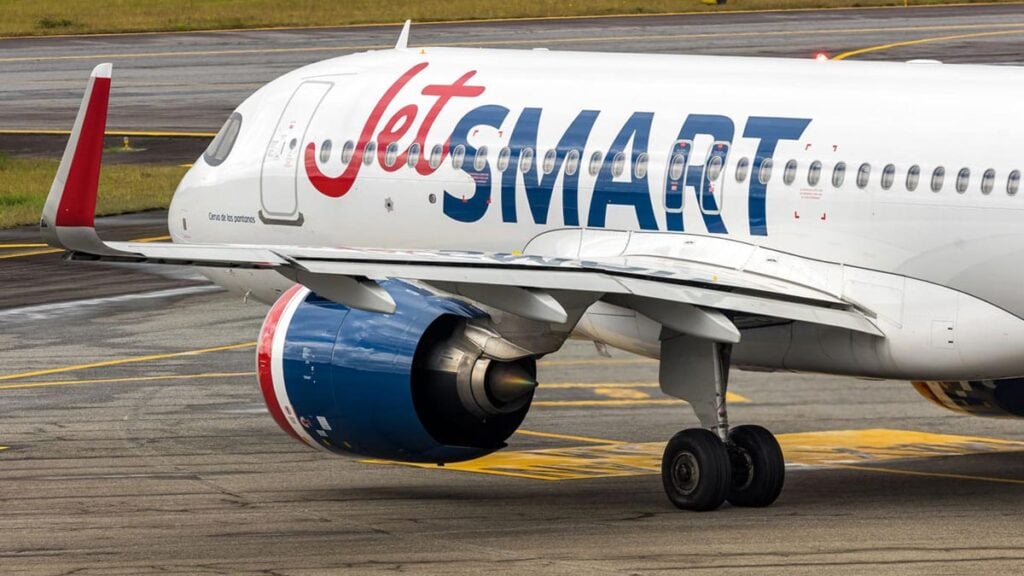 JetSMART: Detalle técnico del motor y fuselaje de un Airbus A320 de la compañía, elegida por la consultora Cirium como la aerolínea más eficiente en emisiones de América Latina.