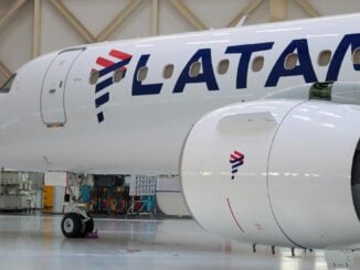 rimer plano del Embraer E195-E2 de LATAM Airlines en hangar