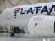 rimer plano del Embraer E195-E2 de LATAM Airlines en hangar