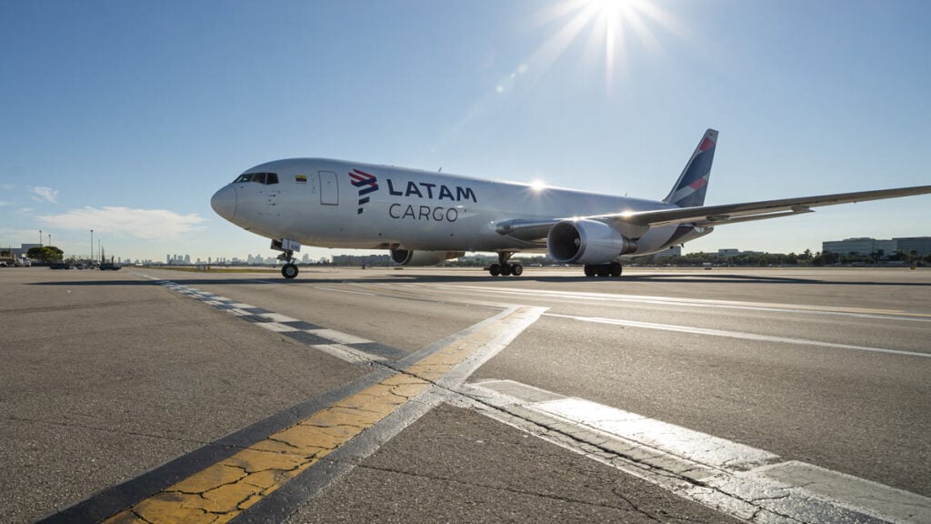LATAM Cargo ruta Frankfurt Antofagasta: Aeronave de carga Boeing 767-300F de LATAM Cargo detenida en la pista bajo la luz del sol