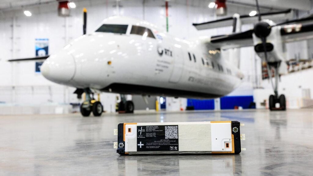 Pratt & Whitney aviación híbrida: Módulo de batería de propulsión de H55 con grado de certificación, presentado en primer plano frente al avión demostrador de RTX en hangar.