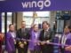 Tripulación técnica, de cabina y autoridades aeroportuarias durante el tradicional corte de cinta del vuelo inaugural de Wingo entre Medellín y Montego Bay.