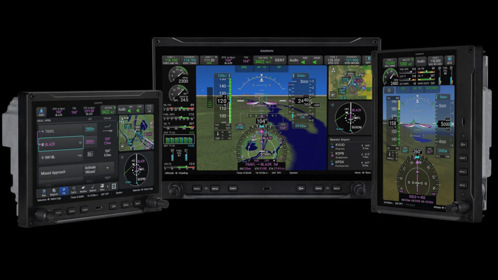 Tres modelos de la familia de pantallas de vuelo Garmin AXIS sobre fondo negro, exhibiendo las diferentes configuraciones disponibles: 11,6 pulgadas horizontal y 8 pulgadas en formato vertical y horizontal.