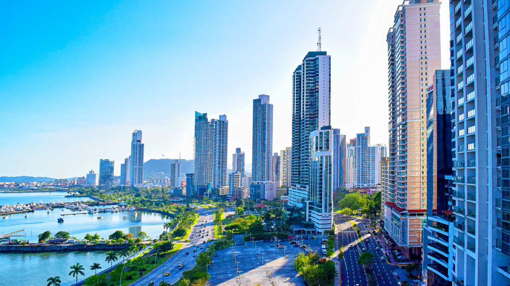 Vista panorámica de los rascacielos y la bahía de la Ciudad de Panamá, destino principal de las escalas turísticas extendidas impulsadas por el programa Panamá Stopover.