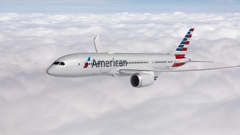 Avión comercial Boeing 787-8 Dreamliner de la aerolínea American Airlines en vuelo de crucero sobre las nubes.