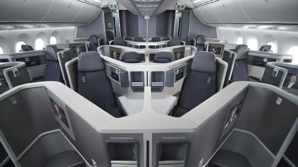 Interior de la cabina de clase ejecutiva (Business Class) de un avión comercial Boeing 787-8 Dreamliner de American Airlines.