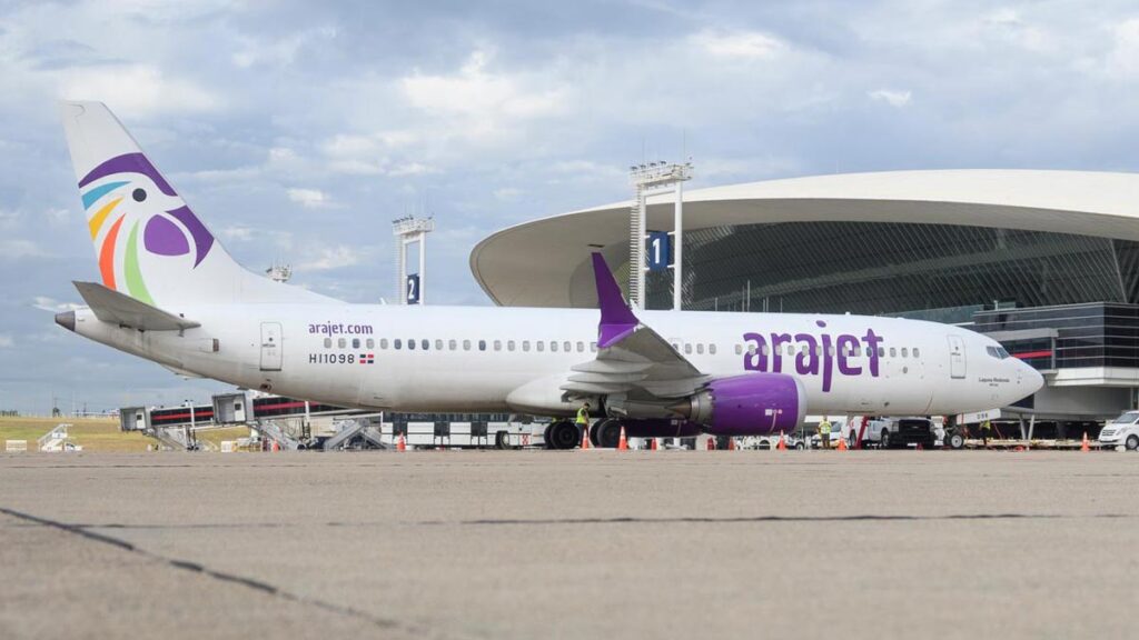 Avión de la aerolínea Arajet estacionado en la plataforma del Aeropuerto Internacional de Carrasco en Montevideo.