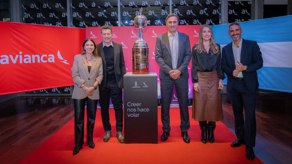 Ejecutivos de Avianca e invitados especiales posan junto al trofeo de la Copa Libertadores en Buenos Aires durante la celebración de la alianza con CONMEBOL