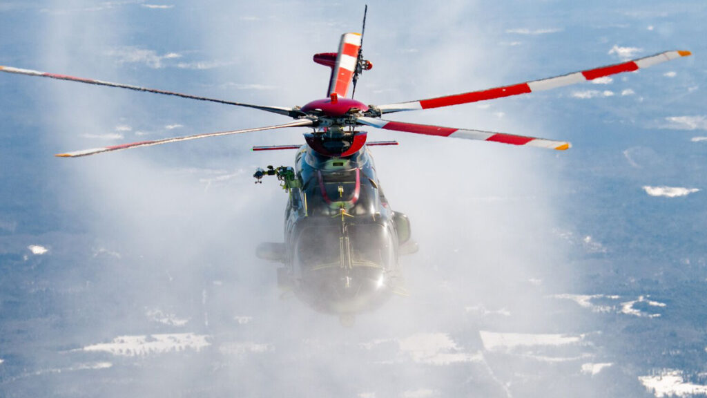 Helicóptero Bell 525 en vuelo frontal rodeado de bruma durante pruebas de engelamiento y bajas temperaturas
