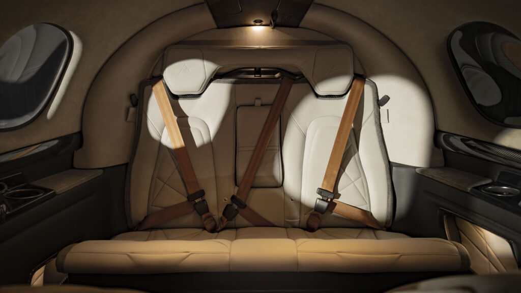 Nuevo asiento tipo banco de la tercera fila en la cabina de pasajeros rediseñada del jet ejecutivo Cirrus Vision Jet G3