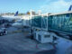 Avión Boeing 737 de Copa Airlines conectado a una pasarela de embarque en la plataforma comercial de un aeropuerto.