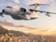 Avión de transporte militar Embraer KC-390 Millennium con el esquema de la Fuerza Aeroespacial Colombiana volando sobre la ciudad de Bogotá.
